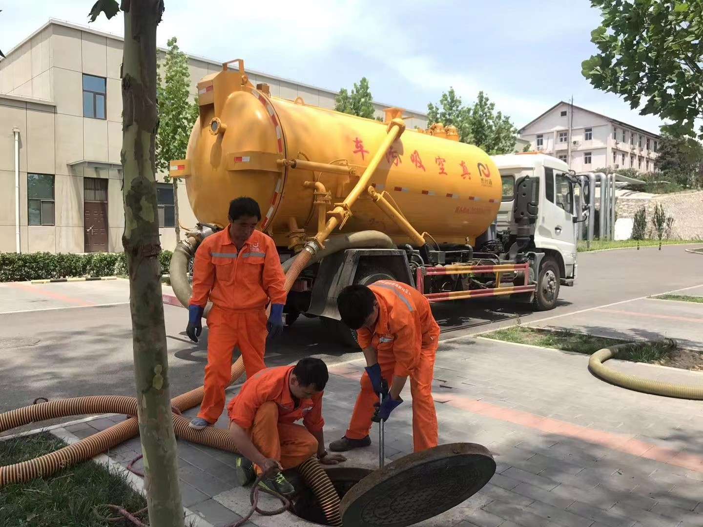 平和管道疏通车停在窨井附近