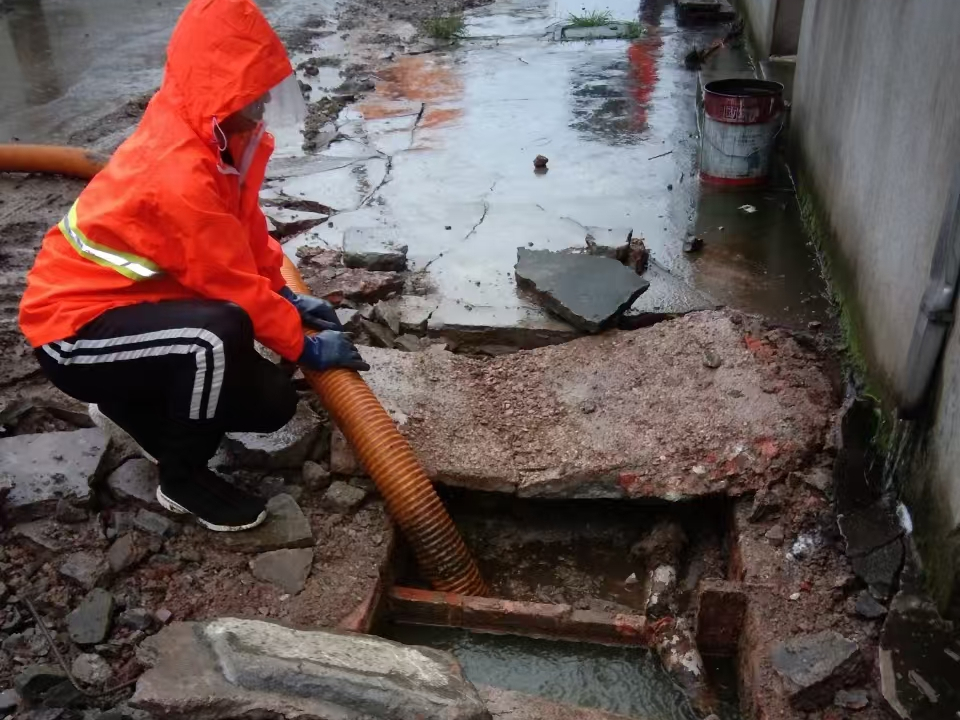 平和专业清理污水池 炜誉市政以规范流程守护城市 “肠道”