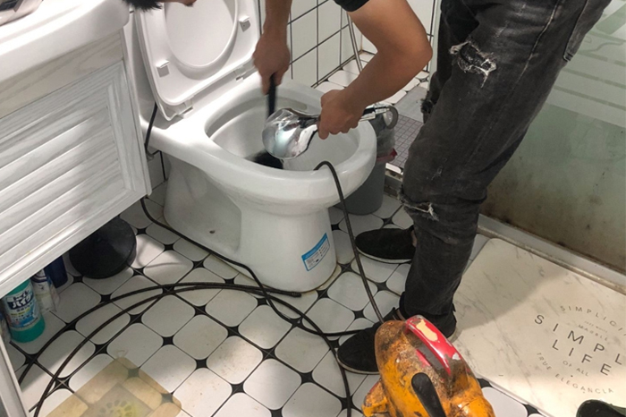 平和马桶堵塞自己疏通还是找师傅?专业上门服务让你省时更省心